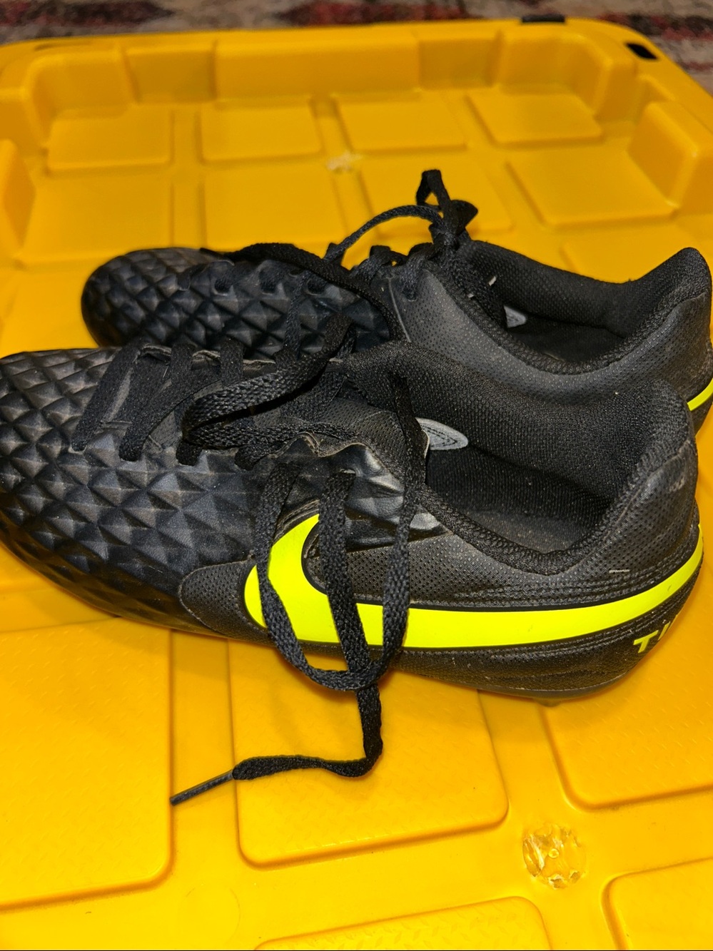 EUC Nike Tiempo 6 youth soccer cleats  shoes neon green swoosh